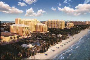 z góry widok na ośrodek z plażą i budynkami w obiekcie Stunning Studio Apartment Located at the Ritz Carlton-Key Biscayne w Miami