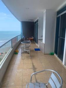 a balcony with a table and chairs on a building at Departamento amoblado en Tonsupa Diamond Beach in Tonsupa