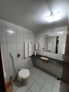 uma casa de banho com um WC e um lavatório em Apartamento Porto Bello Park by Decolando Turismo em Porto Seguro