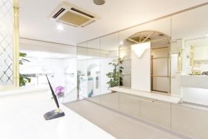 Habitación con espejo y lámpara. en Shinjuku East Hotel, en Tokio