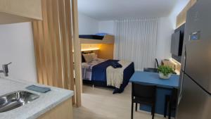 Habitación de hotel con cama y mesa azul en Apartamento Blend 1160-A, en Goiânia