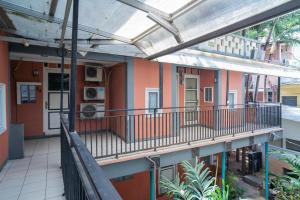 einen Außenblick auf ein Gebäude mit einem Balkon in der Unterkunft Sabar Mansion 22 Mitra RedDoorz in Jakarta