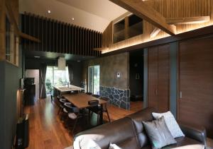 - un salon avec un canapé en cuir et une table dans l'établissement GREEN SEED Karuizawa, à Karuizawa