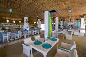Restaurace v ubytování Lime N Soda Beachfront Resort