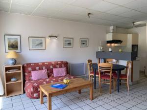 - un salon avec un canapé et une table dans l'établissement Maison Pleumeur-Bodou, 1 pièce, 4 personnes - FR-1-368-395, à Pleumeur-Bodou