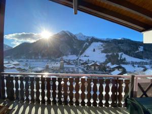 ein Balkon mit Blick auf einen schneebedeckten Berg in der Unterkunft Spacieux appartement 2 chambres avec balcon ensoleillé - FR-1-692-82 in La Chapelle-dʼAbondance + 7 Fotos