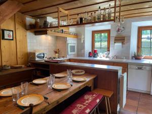 una cocina con una mesa de madera con platos. en Chalet Samoëns, 5 pièces, 8 personnes - FR-1-624-134, en Samoëns