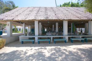 Restaurace v ubytování Lime N Soda Beachfront Resort