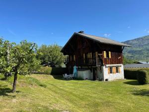 un granero con una mesa y sillas delante en Chalet Samoëns, 5 pièces, 8 personnes - FR-1-624-134, en Samoëns