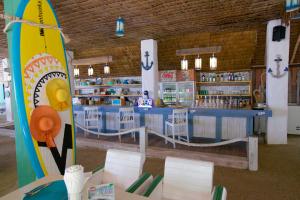 Lounge nebo bar v ubytování Lime N Soda Beachfront Resort