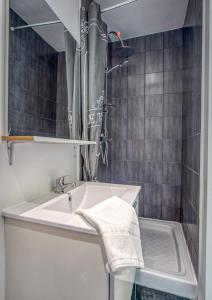 ein Bad mit einem Waschbecken und einer Dusche in der Unterkunft Le Taillefer 4 - L'Oasis in Rhut