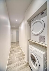 eine Waschküche mit Waschmaschine und Trockner in der Unterkunft Le Taillefer 4 - L'Oasis in Rhut