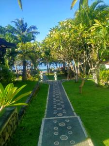 Coral Bay Bungalows Amed Bali tesisinin dışında bir bahçe