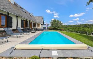 - une piscine dans l'arrière-cour d'une maison dans l'établissement Amazing Home In Haudricourt Aubois With 4 Bedrooms, Wifi And Outdoor Swimming Pool, à Haudricourt Au bois