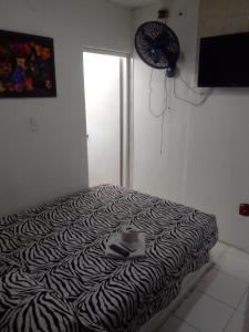Un pat sau paturi într-o cameră la Hotel & Restaurante Doña Nerta bosque