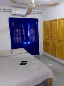 سرير أو أسرّة في غرفة في Hotel & Restaurante Doña Nerta bosque
