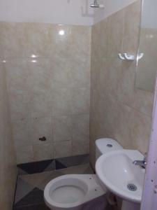 uma casa de banho com um WC e um lavatório em Hotel & Restaurante Doña Nerta bosque em Cartagena das Índias