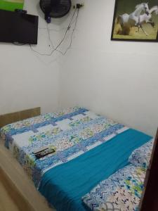 uma cama com uma colcha em cima em Hotel & Restaurante Doña Nerta bosque em Cartagena das Índias