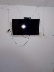 uma televisão de ecrã plano pendurada numa parede branca em Hotel & Restaurante Doña Nerta bosque em Cartagena das Índias