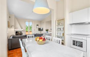 - une cuisine et un salon avec une table et un bol de fruits dans l'établissement 2 Bedroom Nice Apartment In Capranica Vt, à Capranica