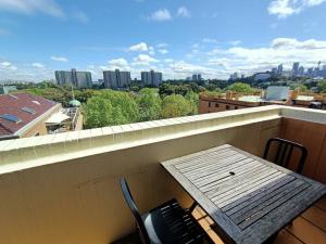 - Balcón con mesa y sillas y vistas a la ciudad en Contemporary Top Floor Apartment, en Sídney