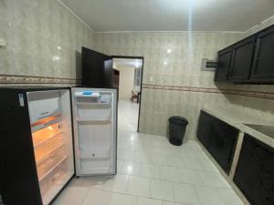 una cucina con frigorifero a pianta aperta in una camera di Aparta estudio en Maicao a Maicao