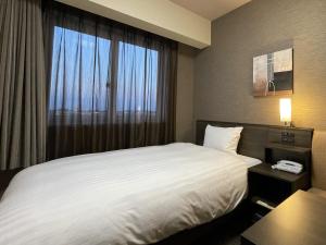 Postel nebo postele na pokoji v ubytování ​Hotel Route-Inn Kumagaya​