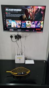 チャンルーンにあるD'Lisha Homestay Changlun/Bukit Kayu Hitam/Sintokのテーブル上のテレビ
