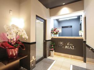 東京的住宿－HOTEL LiVEMAX Asakusa Sky Front，大堂设有护肤疗法标志和鲜花