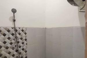 Ένα μπάνιο στο Sukawana Guest House Mitra RedDoorz