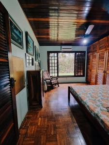 Hotel Jussara Cultural - Joinville في جوينفيل: غرفة نوم مع سرير في غرفة مع نافذة