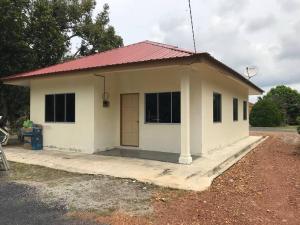 une petite maison blanche avec un toit rouge dans l'établissement Hajjah Homestay Asun, Jitra, Alor Setar Kedah, à Jitra