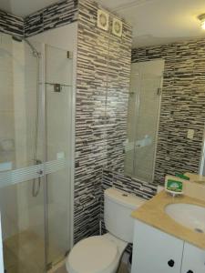 een badkamer met een toilet, een douche en een wastafel bij Temporal Apartment in Lima