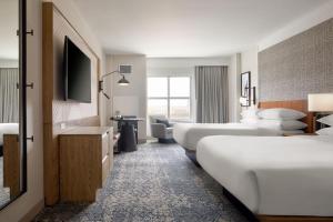 Postel nebo postele na pokoji v ubytování Sheraton Fort Worth Downtown Hotel