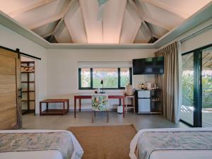 Postel nebo postele na pokoji v ubytování Kaimana Resort Siargao