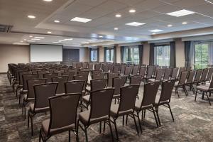uma sala de conferências com cadeiras e um ecrã branco em Residence Inn by Marriott Breckenridge em Breckenridge