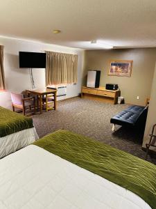 pokój hotelowy z łóżkiem i salonem w obiekcie Arlington Inn w mieście Arlington