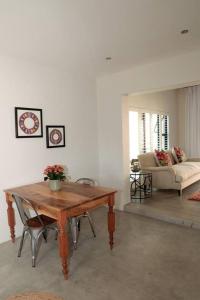 salon z drewnianym stołem i kanapą w obiekcie Gorgeous 1-bedroom Sandton flat w mieście Johannesburg