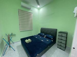 - une chambre avec un lit et une commode dans l'établissement Homestay 4S, à Marang