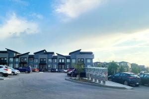 een parkeerplaats met auto's voor een gebouw bij The Oliver - Cozy Apartment in Rockland Park, NW in Calgary