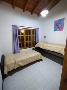 En eller flere senge i et værelse på Amplia casa en Mendoza