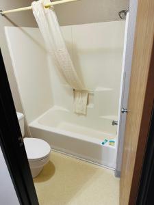 y baño con aseo y bañera blanca. en Arlington Inn, en Arlington 18 fotos más