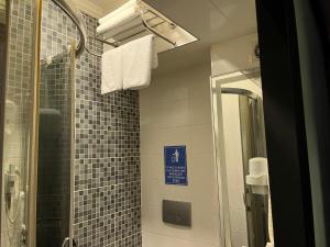 La salle de bains est pourvue d'une douche et d'un miroir. dans l'établissement Pandora Hotel, à Istanbul