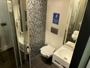 La salle de bains est pourvue de toilettes, d'un lavabo et d'un miroir. dans l'établissement Pandora Hotel, à Istanbul
