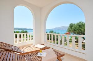 Zimmer mit Balkon und Meerblick in der Unterkunft Apartment Natali - 5 M from the beach in Trogir