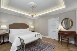 Postel nebo postele na pokoji v ubytování King George, a Luxury Collection Hotel, Athens