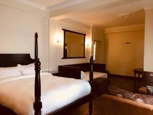 Een bed of bedden in een kamer bij Courtyard Pujan Hotel