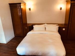 Een bed of bedden in een kamer bij Courtyard Pujan Hotel