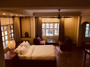 Een bed of bedden in een kamer bij Courtyard Pujan Hotel