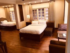 Een bed of bedden in een kamer bij Courtyard Pujan Hotel